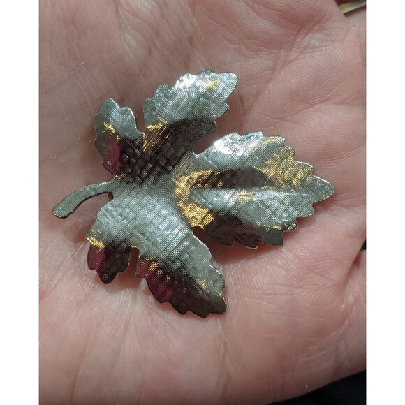 Vintage Silver Tone Textured Maple Leaf Brooch - Picture 2 of 4